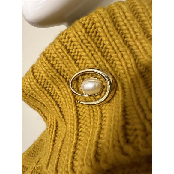 Monet Jewelry - Monet Pearl Gold Brooch Vintage holiday elegant special occasion chic J-01-17